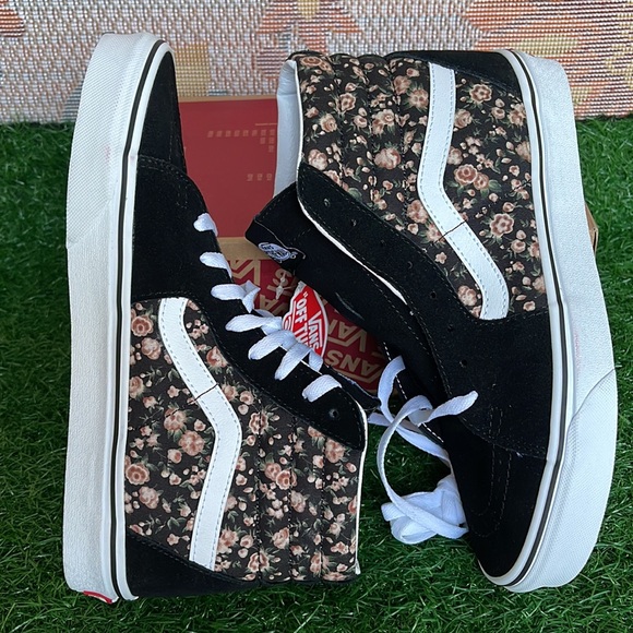 Vans WMNS Sk8-Hi
Rose Dreams Black/White
VN0005U9BZW
Sneakers - Picture 12 of 16